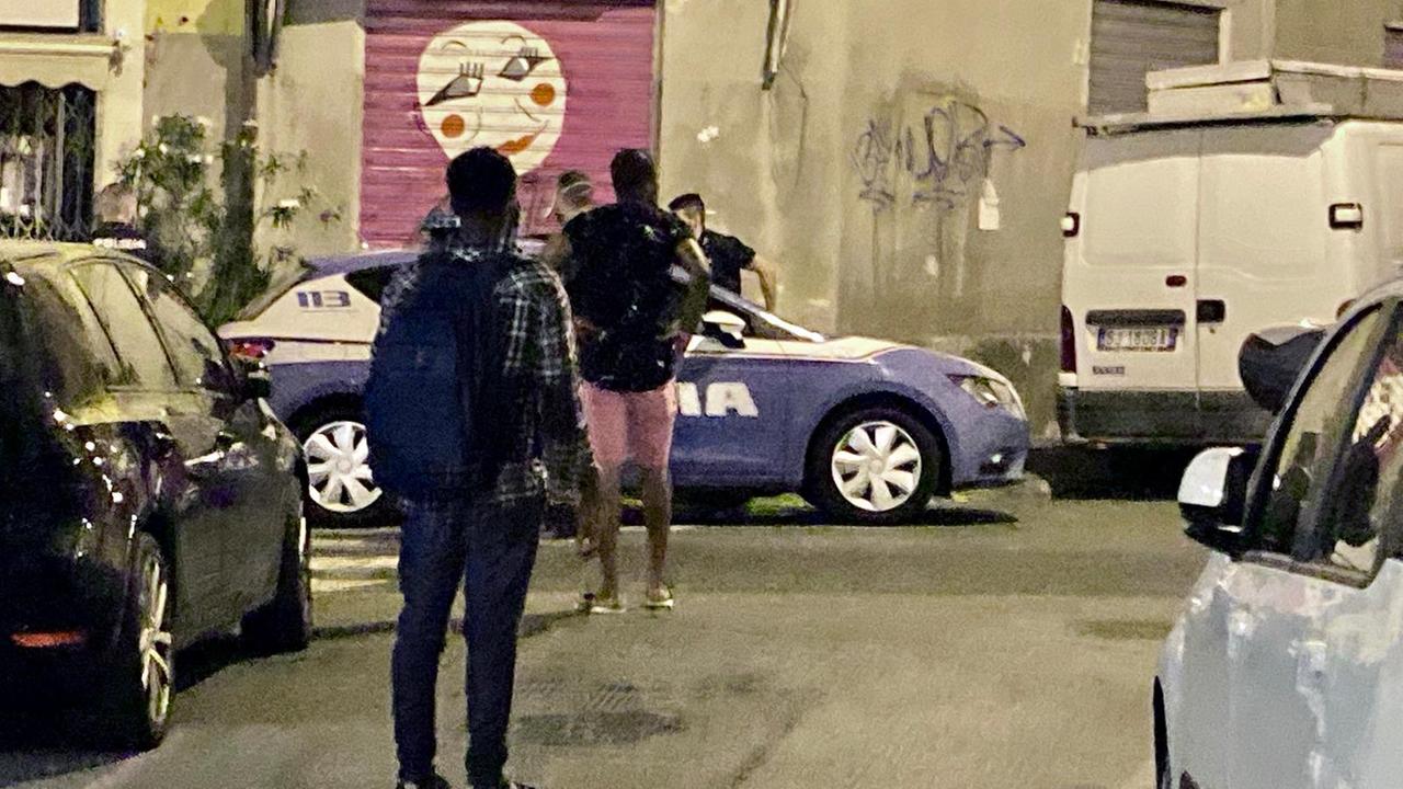 Una volante della polizia di Stato sul posto dopo che gli animi erano appena stati placati (foto Dario Marzi)