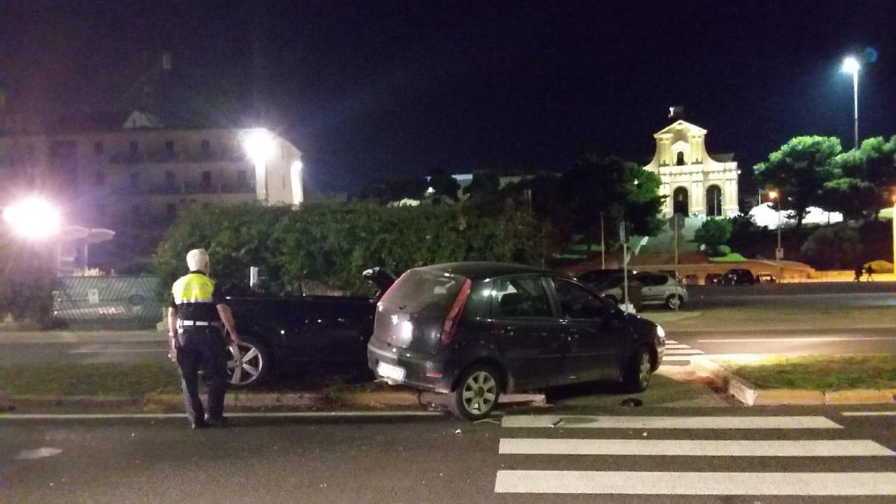 Scontro frontale fra auto a Cagliari: 4 persone in ospedale