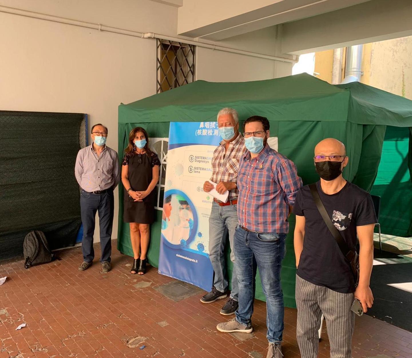 Covid, Chinatown corre ai ripari: via ai tamponi per strada 