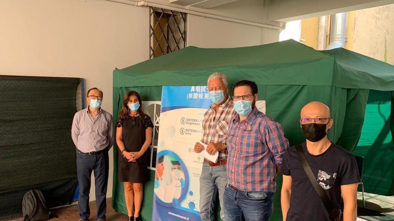 Covid, Chinatown corre ai ripari: via ai tamponi per strada