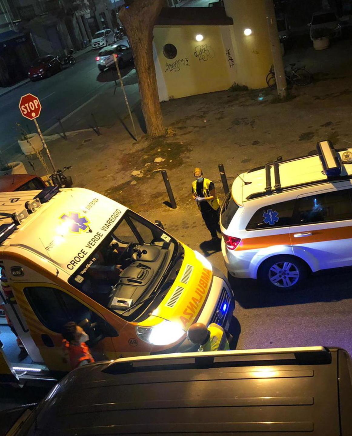 Rischia di morire in una rissa per la coltellata del rivale 