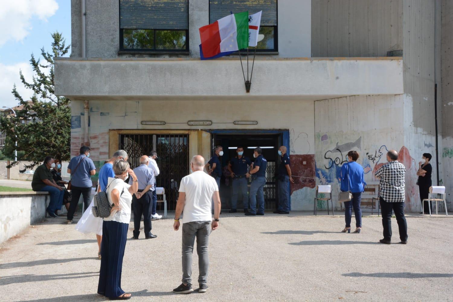 Il voto in una sezione di Sassari (Le foto del seggio e dei candidati alle suppletive sono di Mauro Chessa)