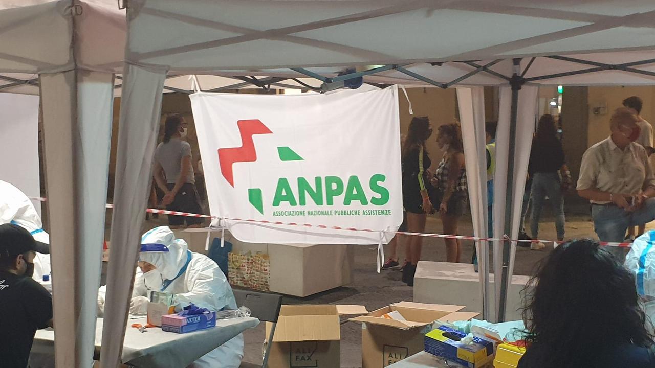 Il gazebo per i test sierologici rapidi in piazza del Comune