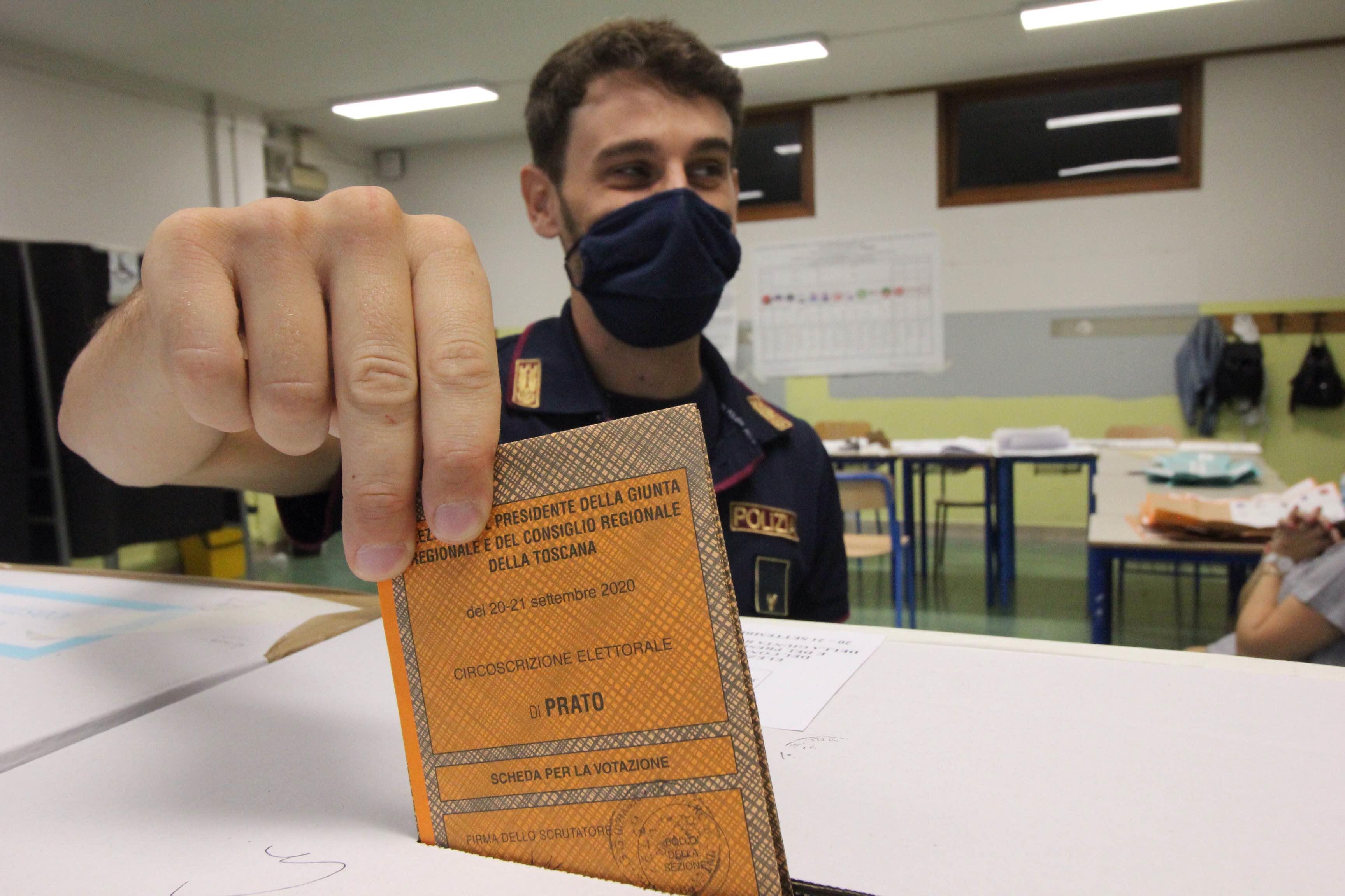 Un poliziotto al voto (foto Batavia)