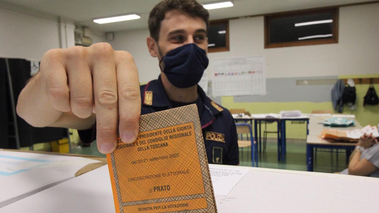 Un poliziotto al voto (foto Batavia)