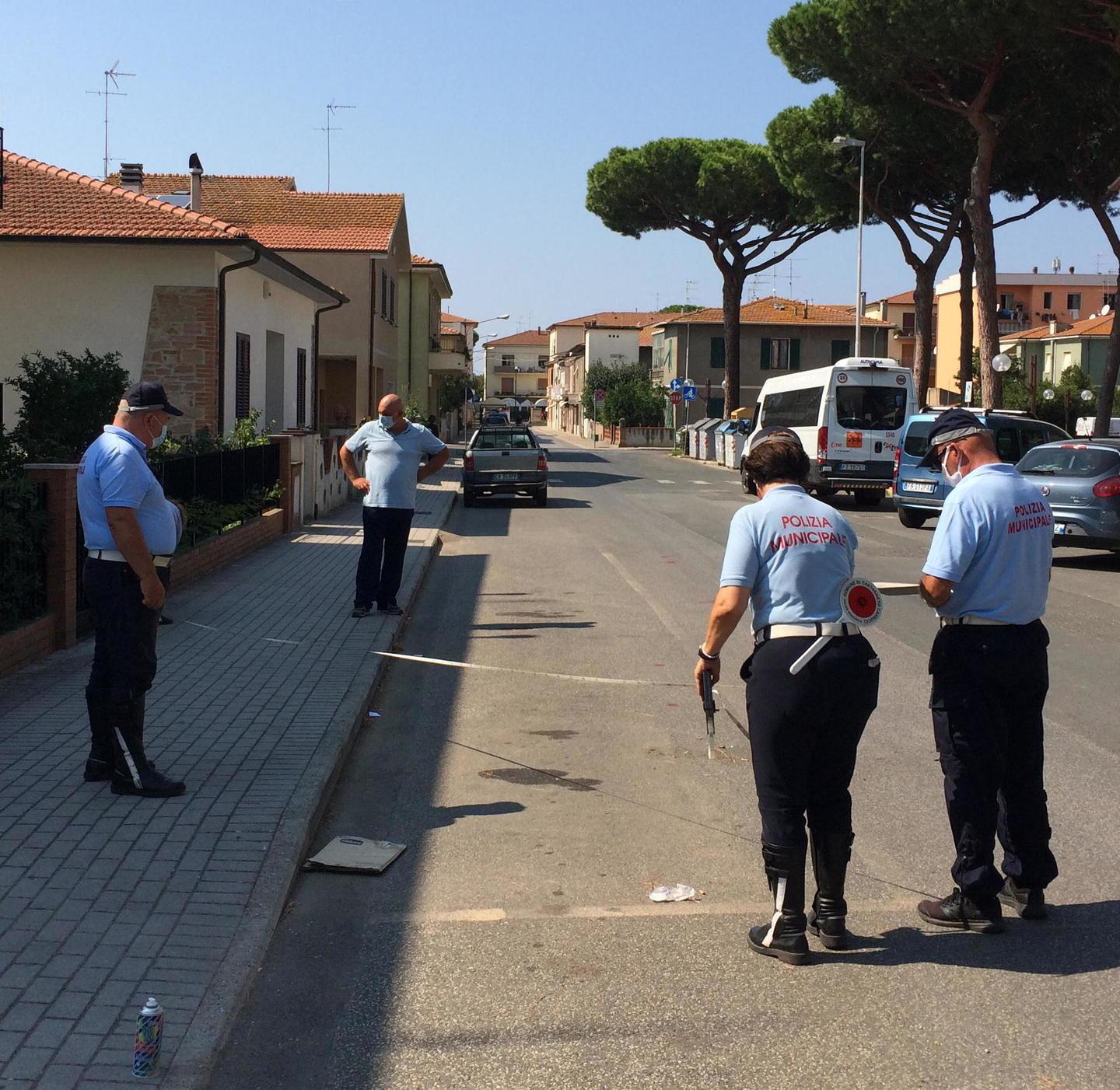 Morto a 4 anni travolto dallo scuolabus: lutto cittadino per l'addio a Thomas