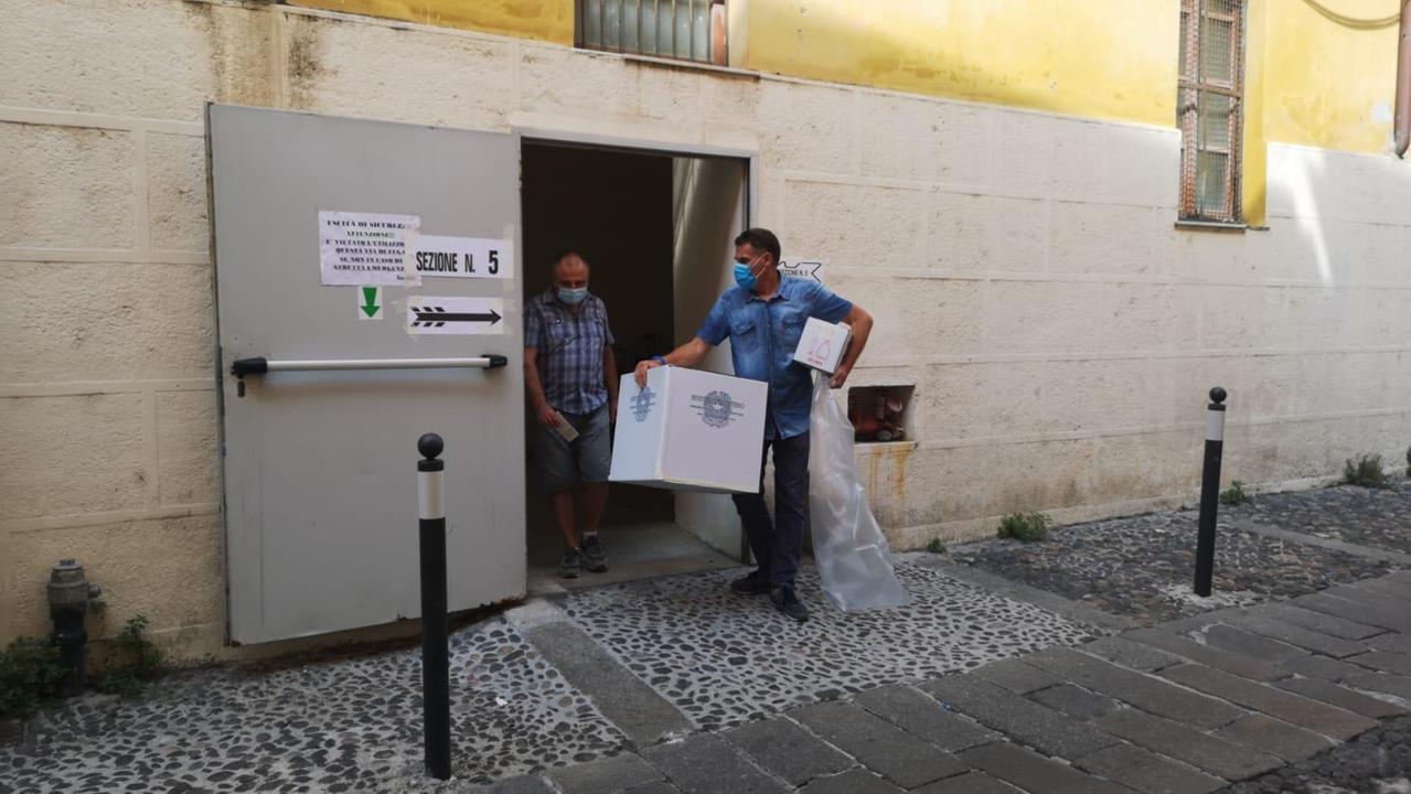 Il trasferimento dell'urna elettorale dal seggio 4 chiuso per sospetto Covid al seggio 5 (foto Mauro Chessa)