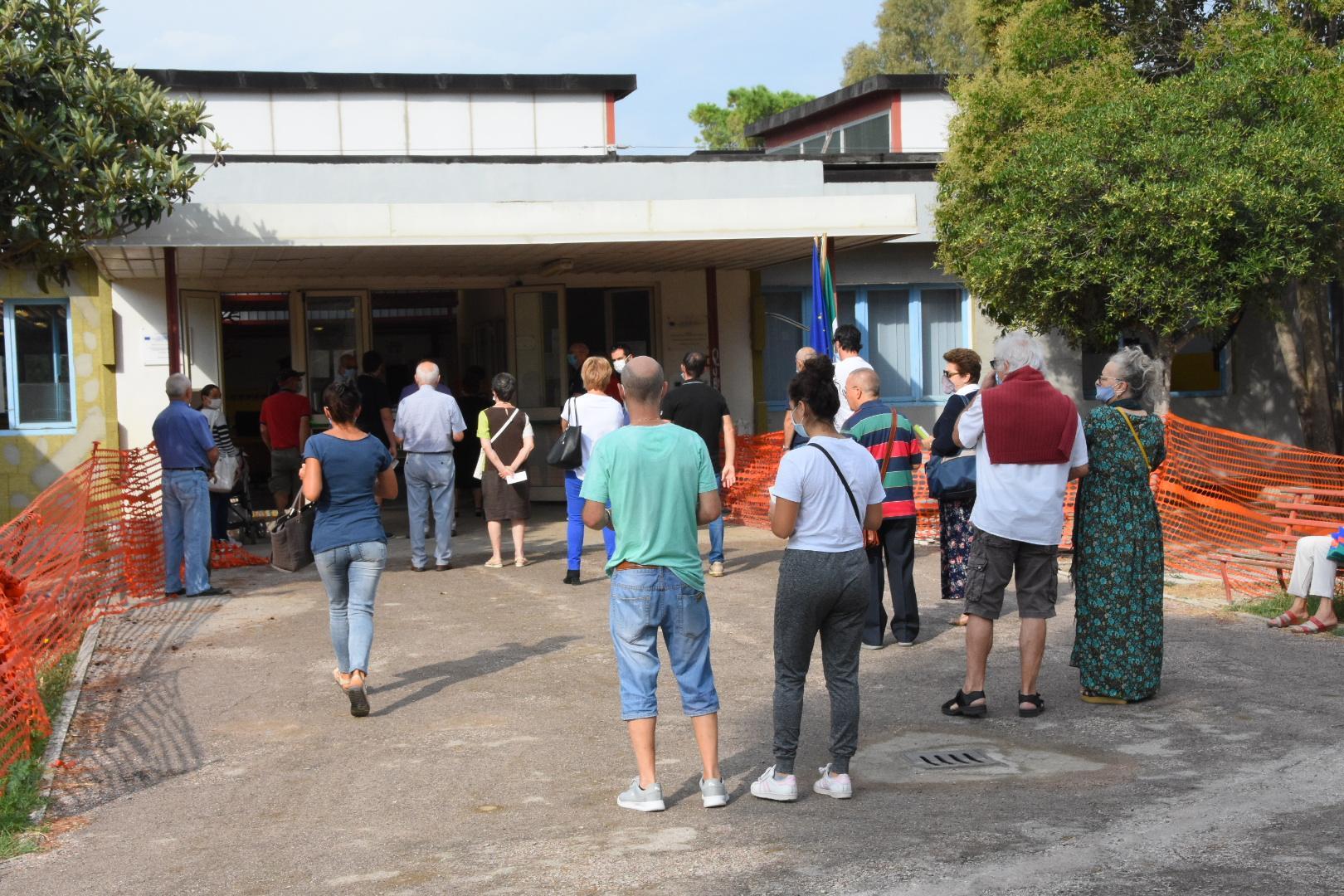 Elettori in attesa di votare al seggio di via Einaudi a Grosseto domenica 20 settembre (Foto Agenzia Bf)
