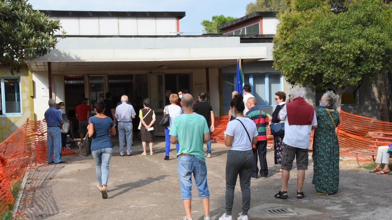 Elettori in attesa di votare al seggio di via Einaudi a Grosseto domenica 20 settembre (Foto Agenzia Bf)