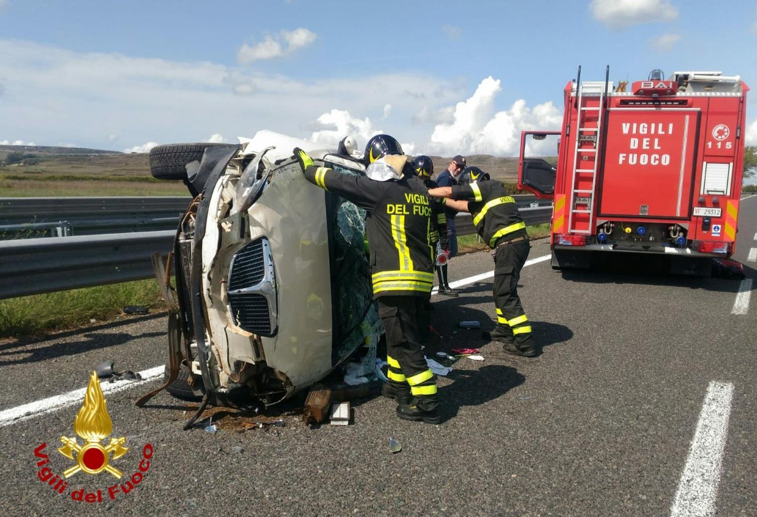 Perde il controllo dell'auto sulla 131 a pochi chilometri da Sassari: donna in ospedale