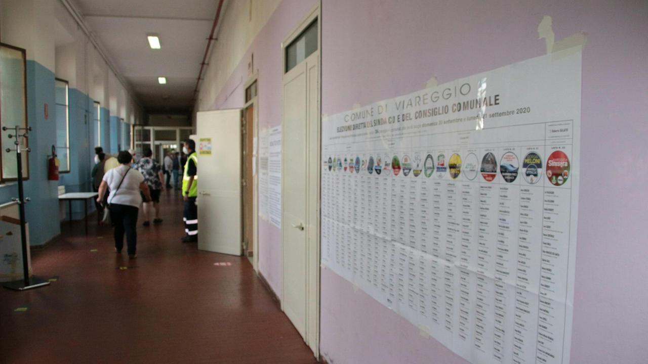 Elezioni comunali, 12 viareggini non possono votare: "colpa" del Covid e di un intreccio di norme