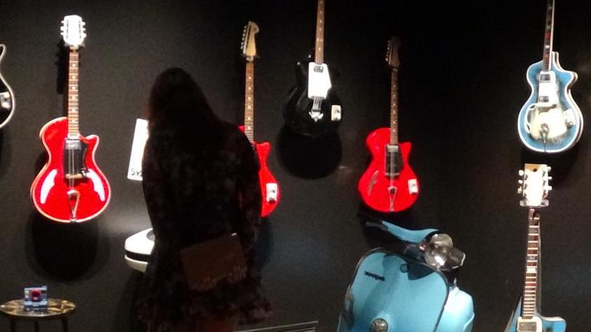 Le chitarre di Wandrè nell’olimpo dell’arte Una settantina di “opere” vola a Montecarlo