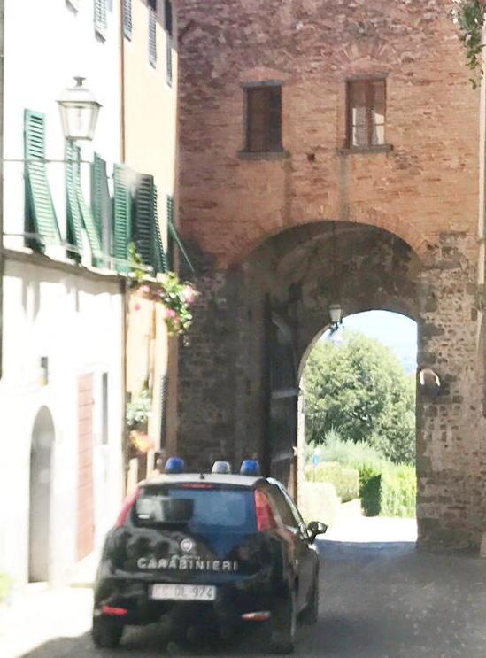 Si finge carabiniere per derubare anziana di soldi e preziosi 
