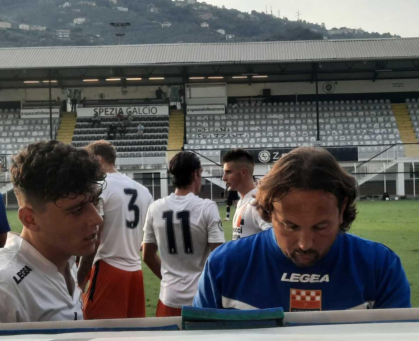 Mister Nicolò Frustalupi durante l'intervallo di Spezia-Pistoiese