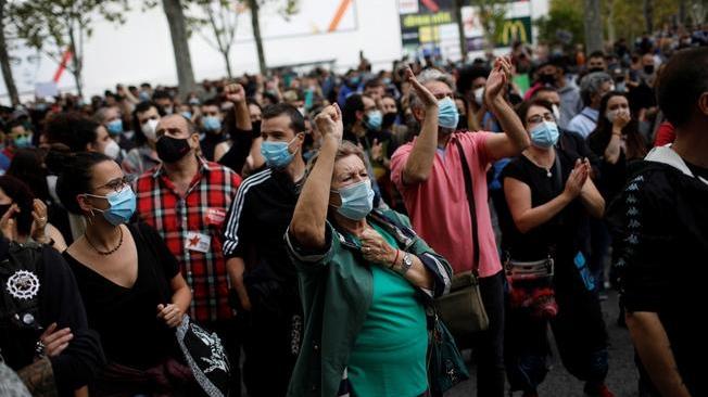 Covid, a Madrid centinaia in piazza contro le nuove restrizioni 