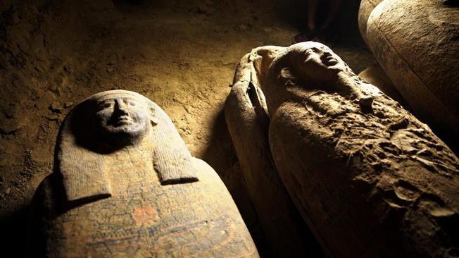 Egitto: archeologi trovano 27 sarcofagi intatti da 2500 anni