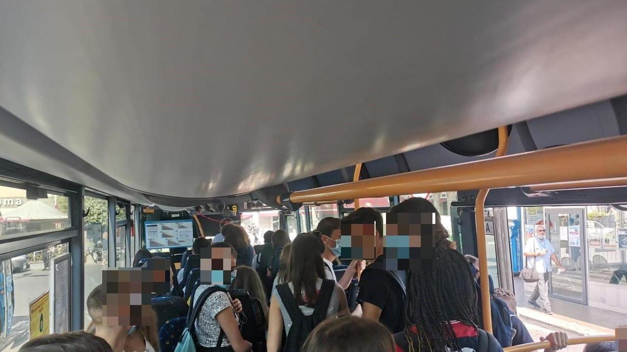 È allarme trasporti scolastici: «Con i pullman pieni all’80% niente metro di distanza tra gli studenti»