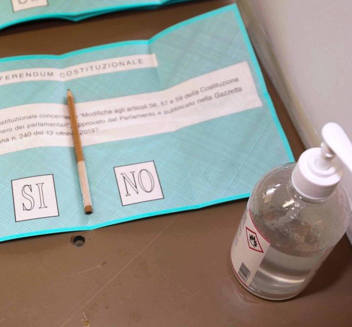 «Lei è in quarantena», poi vota con le scuse 