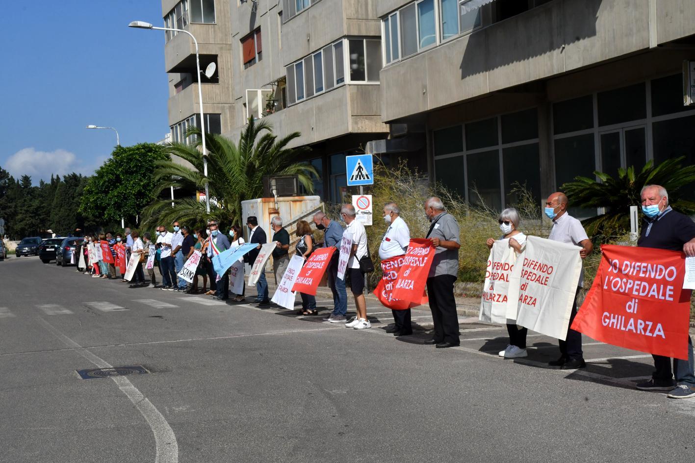 La manifestazione a difesa degli ospedali di Oristano e di Ghilarza (foto Francesco Pinna)