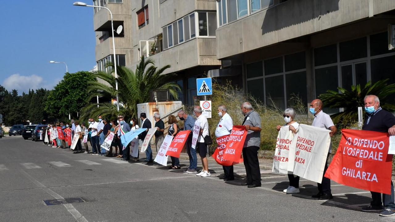 La manifestazione a difesa degli ospedali di Oristano e di Ghilarza (foto Francesco Pinna)