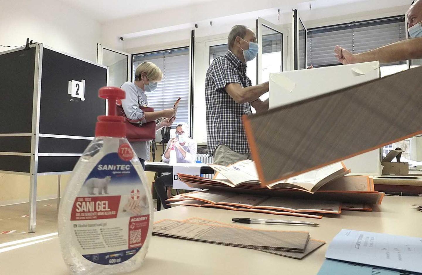 Il gel per l'igienizzazione delle mani in un seggio a Pisa (Foto Fabio Muzzi)