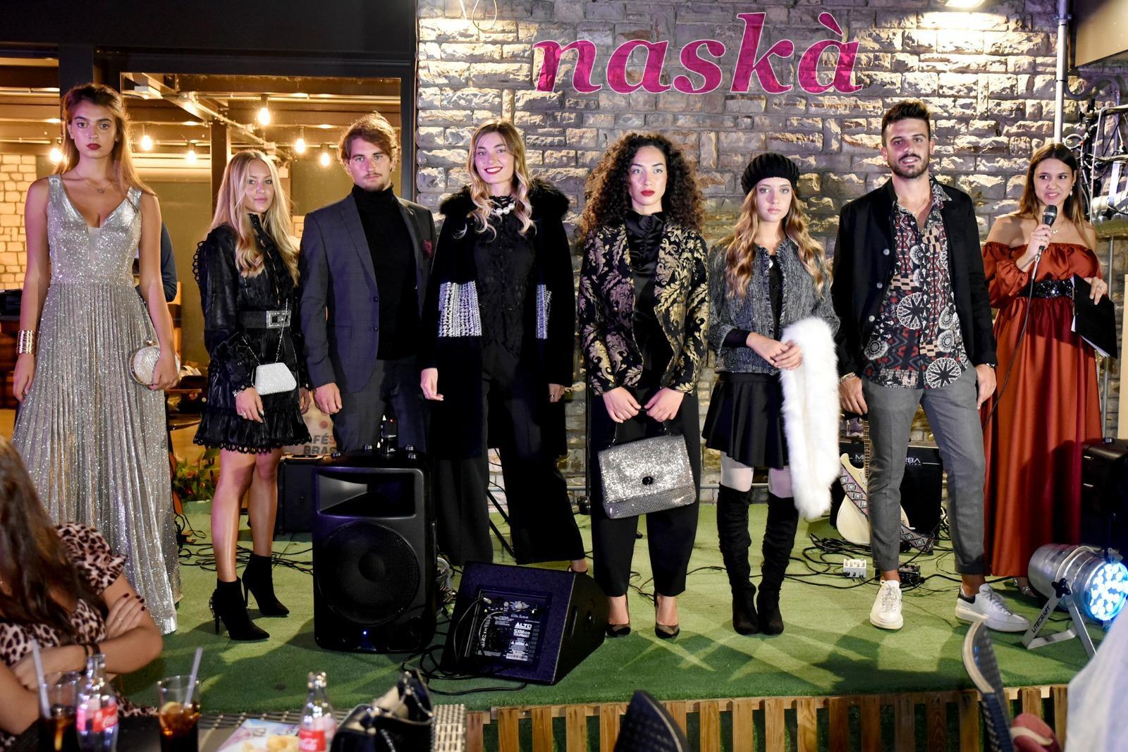La presentatrice Elisa Severi con le modelle ed i modelli di Naskà fashion girl