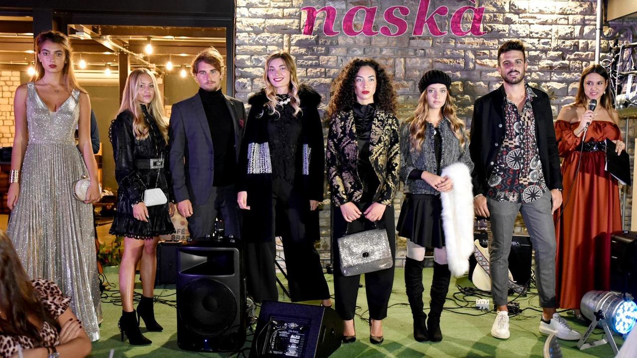 La presentatrice Elisa Severi con le modelle ed i modelli di Naskà fashion girl