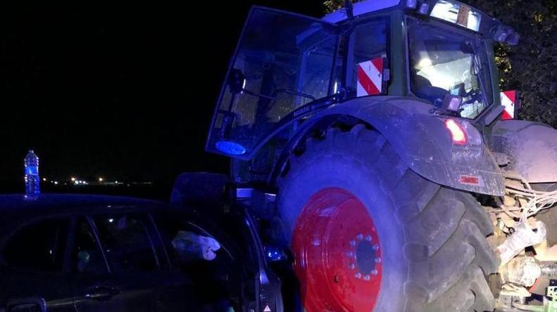 Finale, in auto si schiantano contro il trattore in manovra