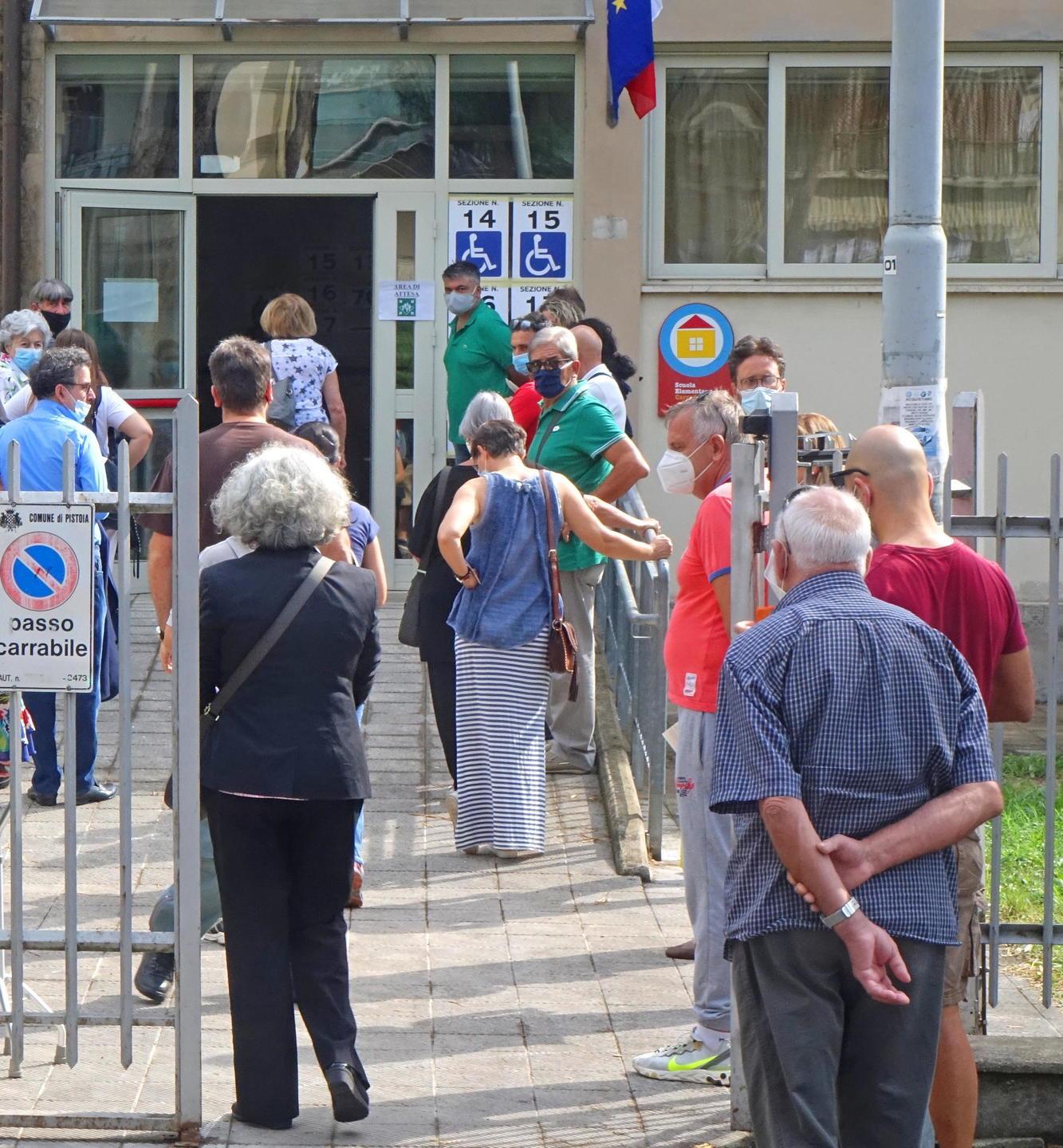 Tutti in fila per entrare ai seggi Alle 19 di domenica 20 affluenza al 35,8% 