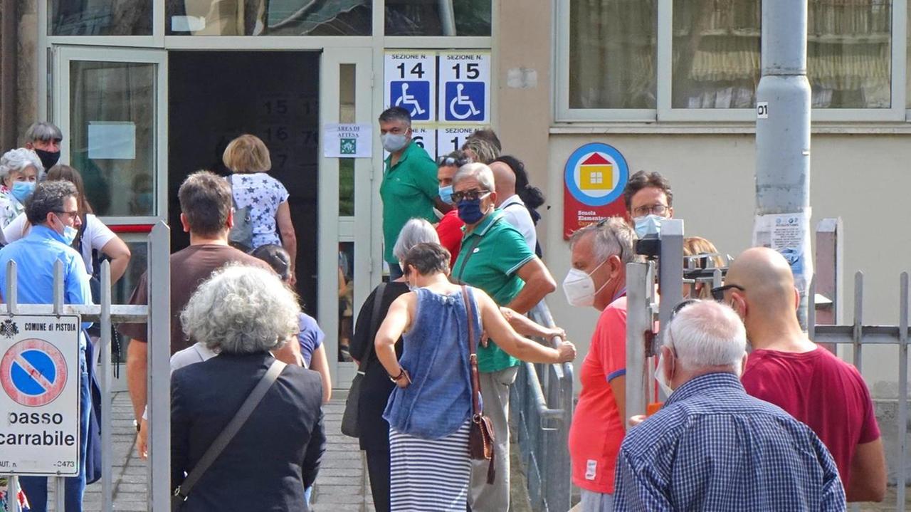 Tutti in fila per entrare ai seggi Alle 19 di domenica 20 affluenza al 35,8%