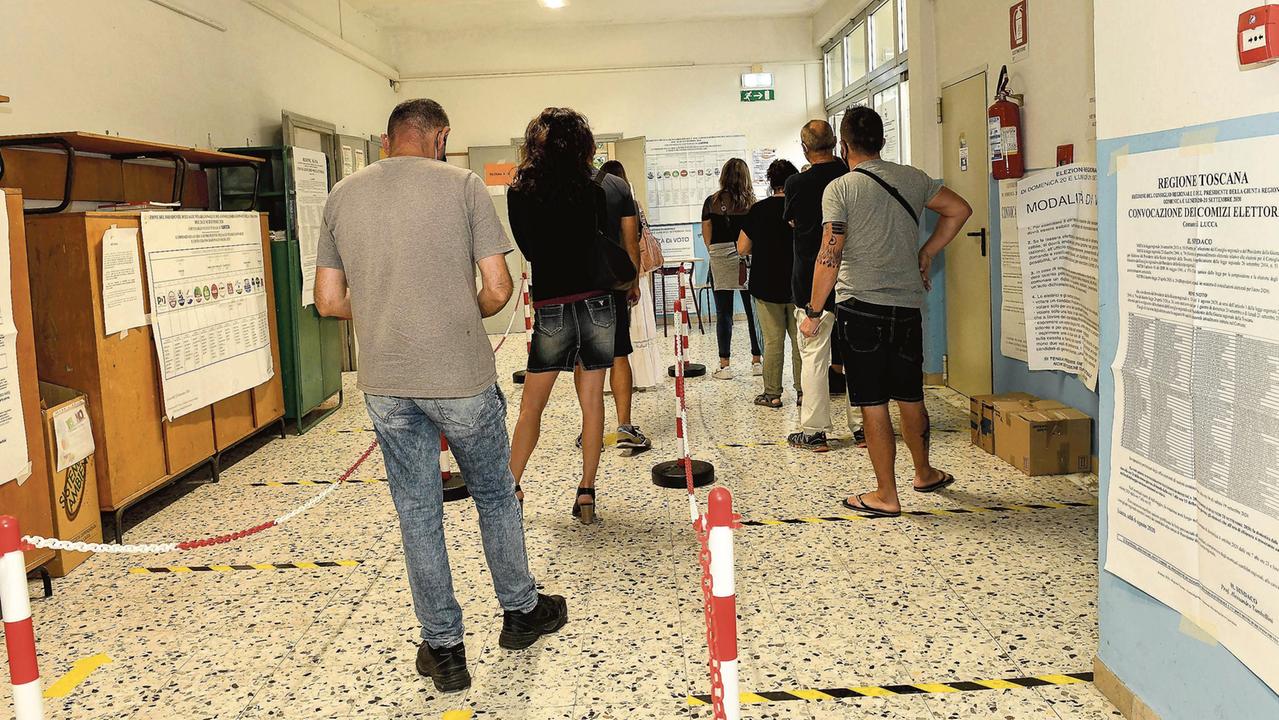 Viaggio tra i seggi, tra mascherine, file ordinate e gel