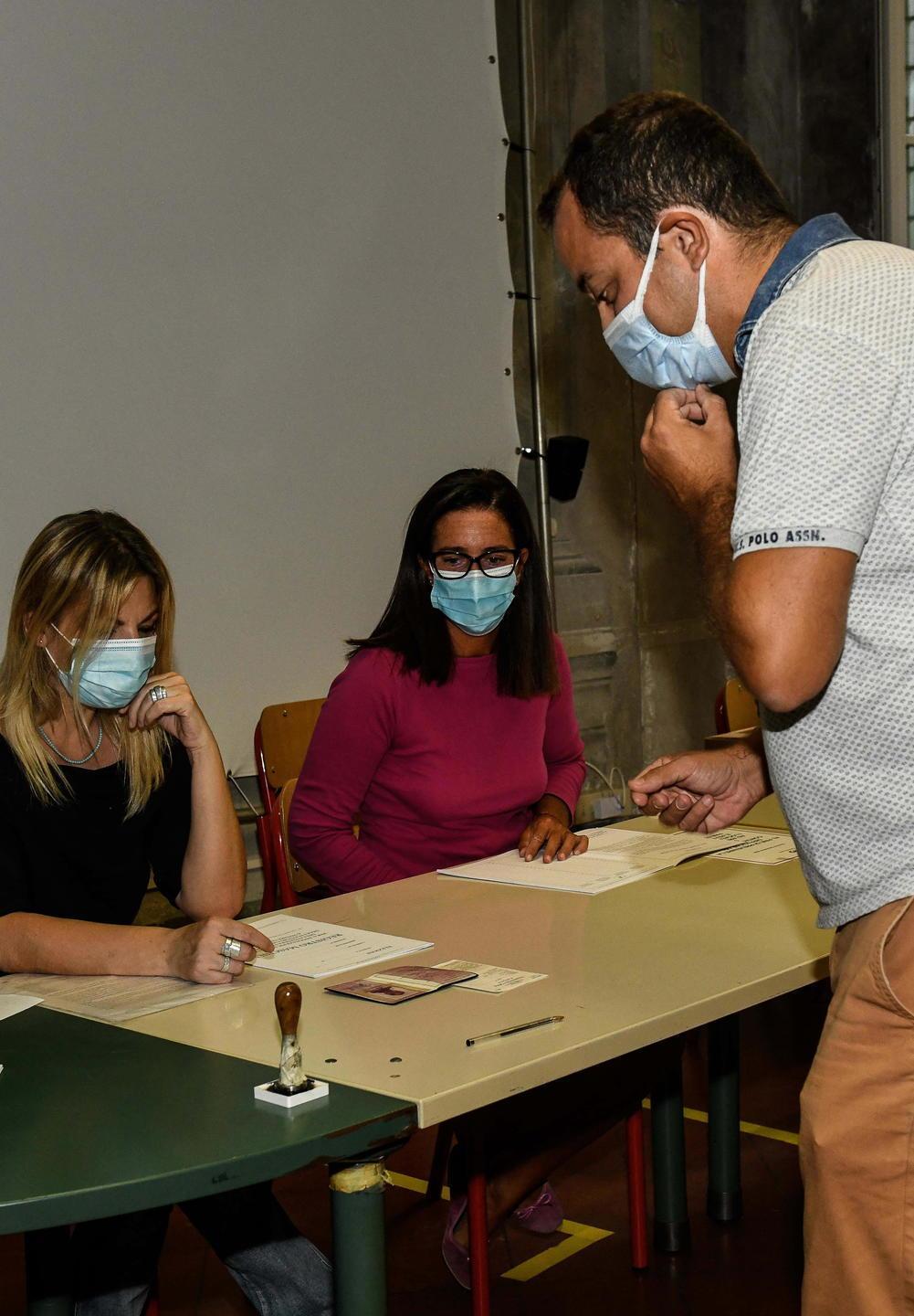 Alle urne con la mascherina per il referendum e le regionali 