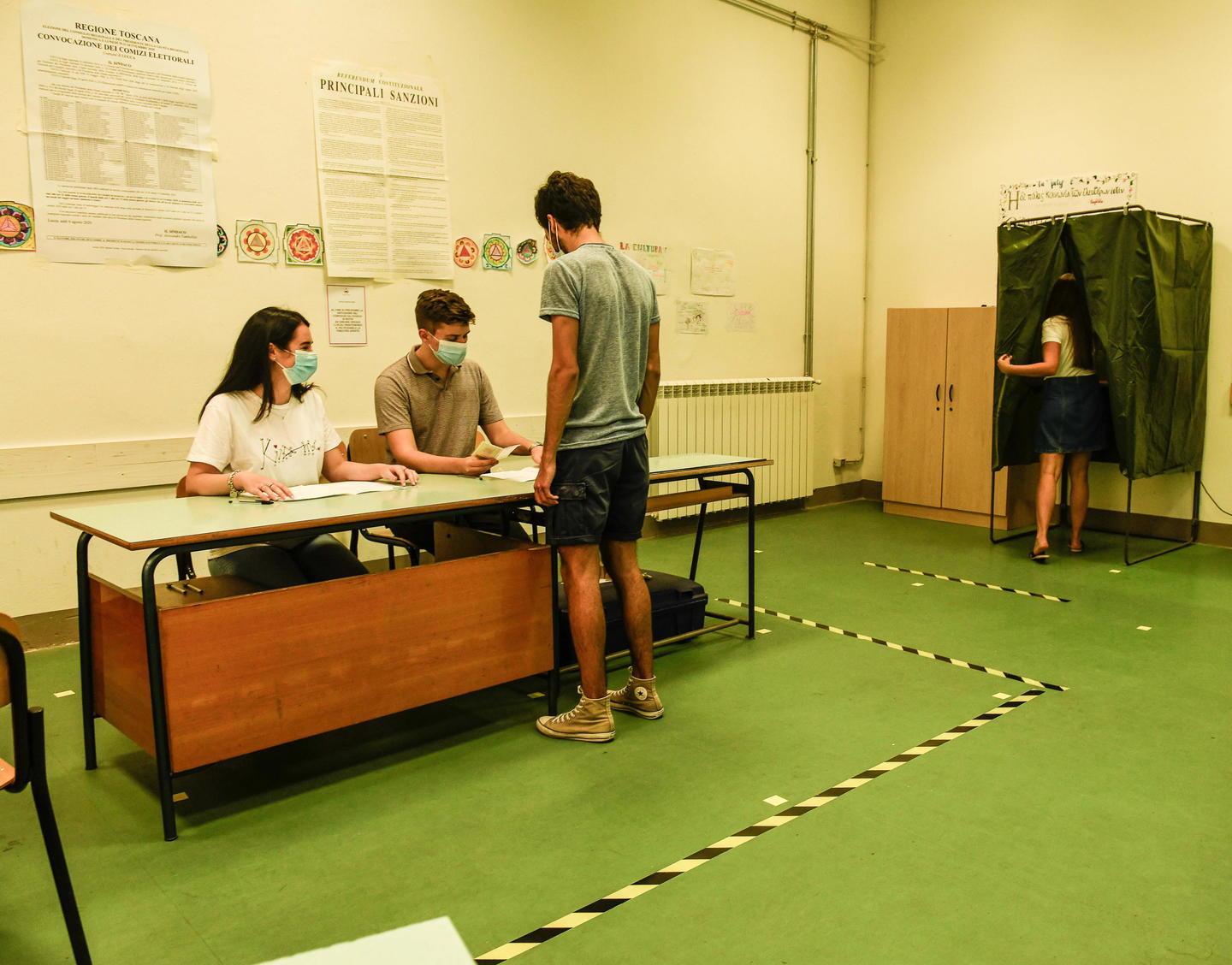 Strisce gialle e nere per garantire le distanze