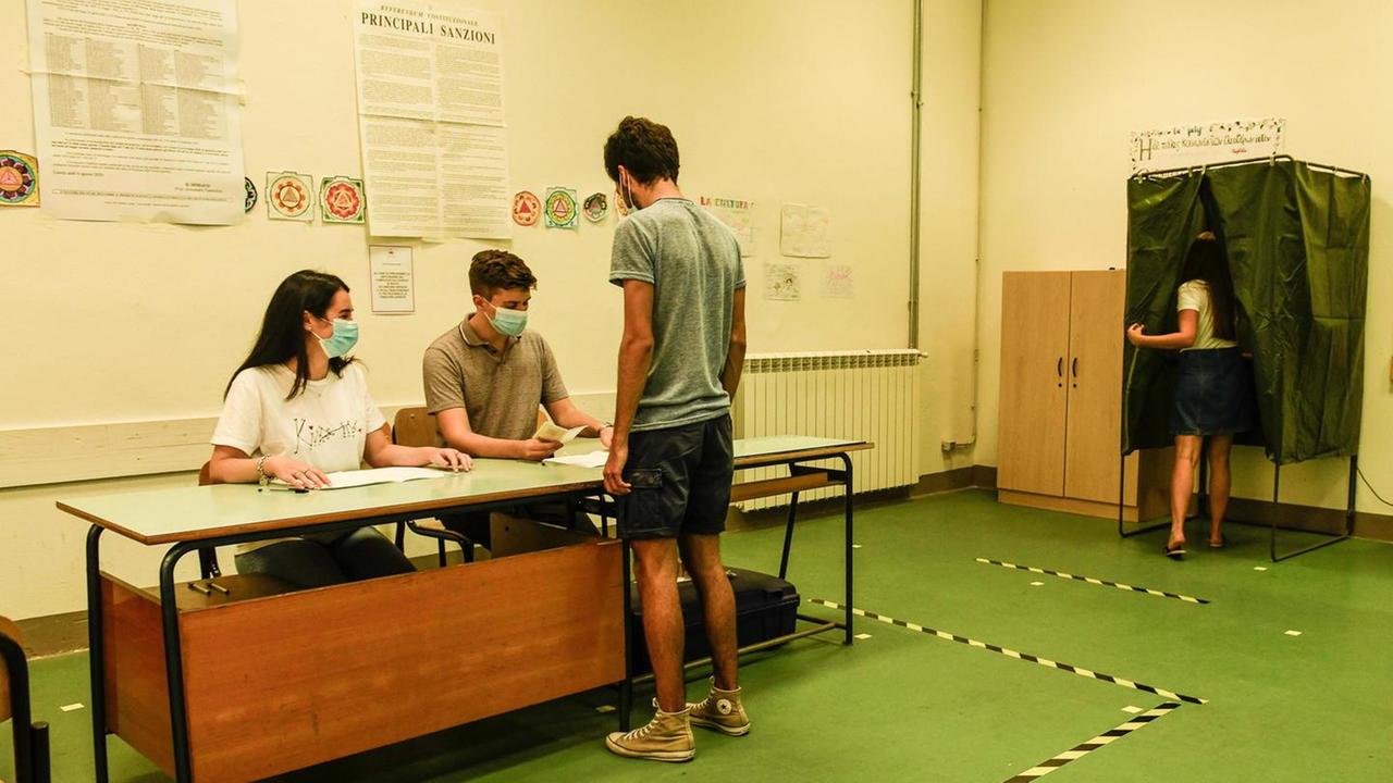 Strisce gialle e nere per garantire le distanze
