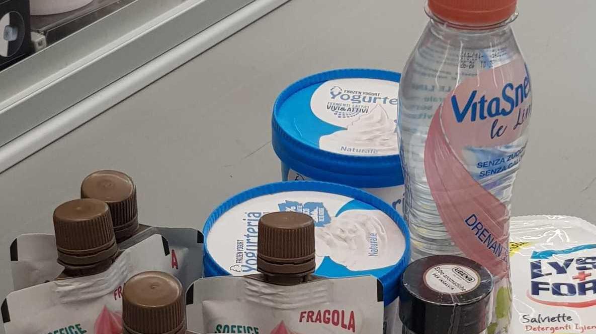 Tenta di rubare gelati e yogurt: bloccata