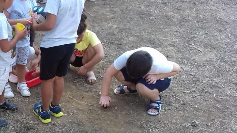 Giardino tutto secco «I bambini giocano con le mani nella terra»
