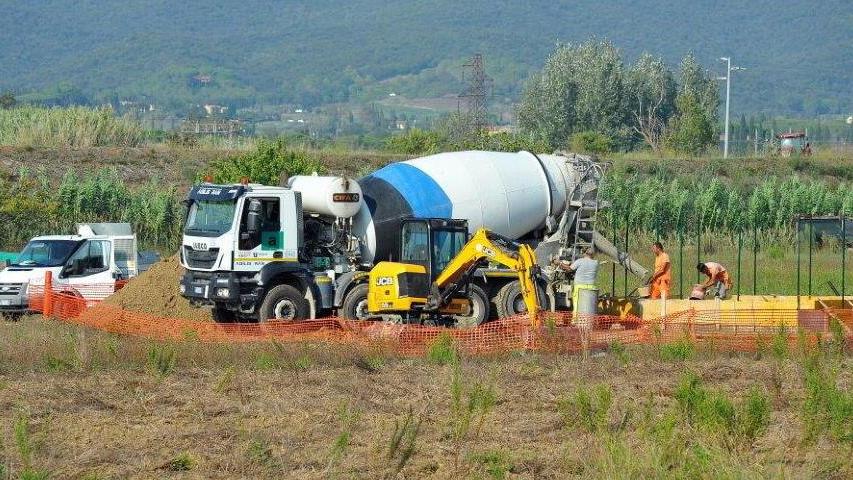 In fase di costruzione un’antenna telefonica