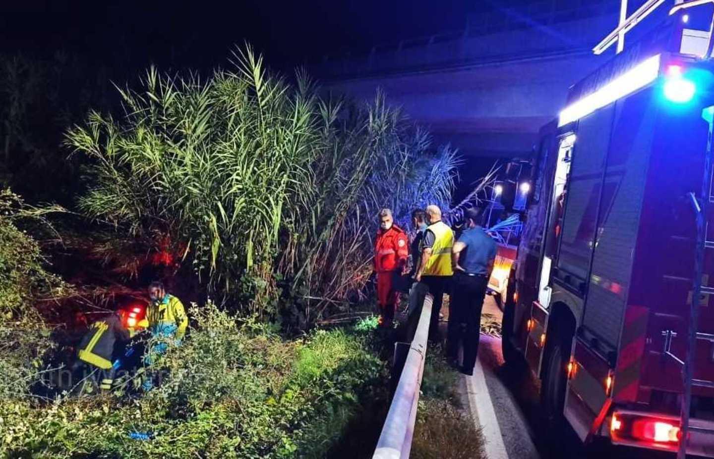 Con l’auto nel fosso: il marito per salvarla cade e si rompe il naso 