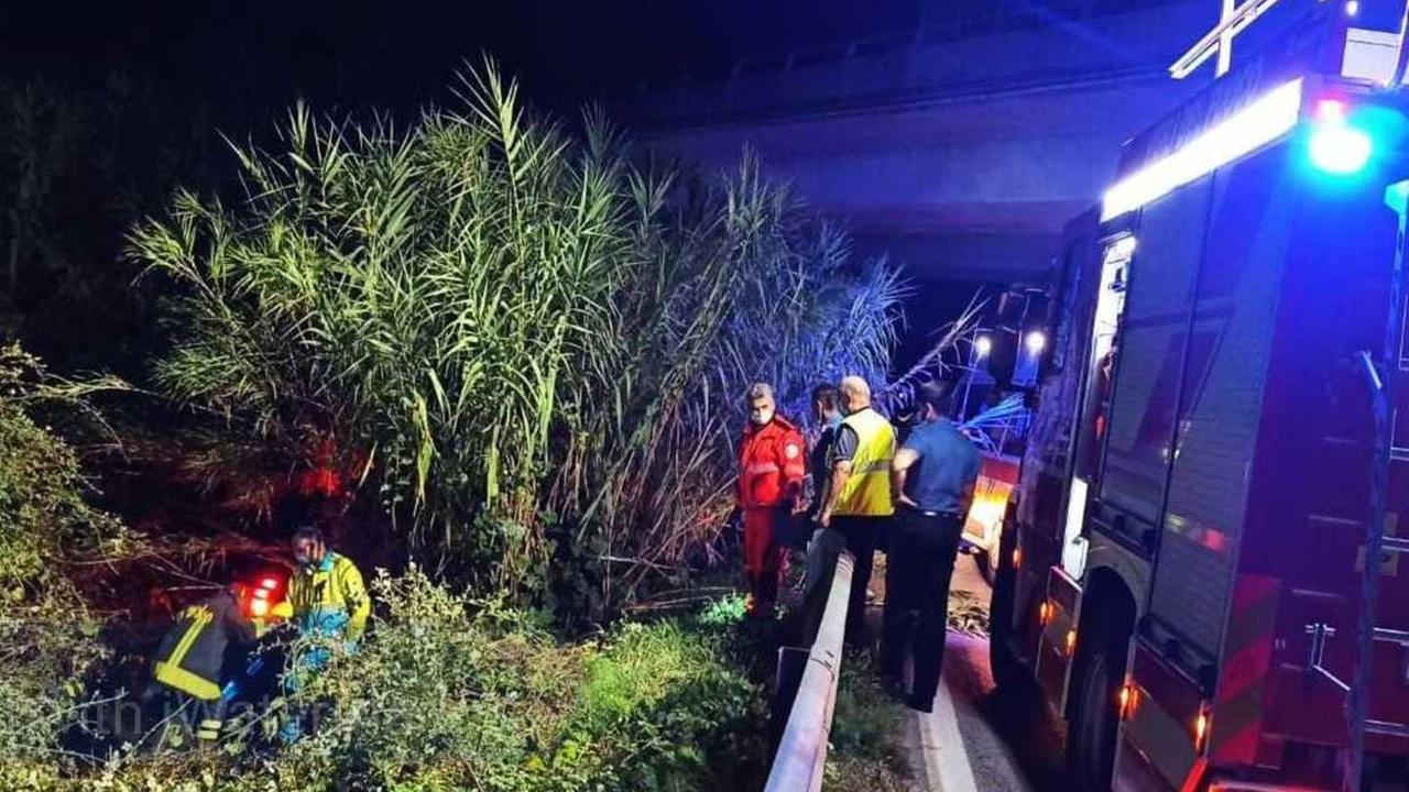 Con l’auto nel fosso: il marito per salvarla cade e si rompe il naso
