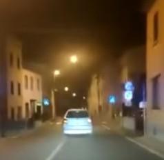 Tenta la fuga e si schianta contro un palo 