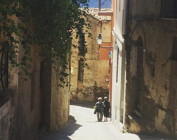 Una delle ripidissime vie che caratterizzano il centro storico di Seui