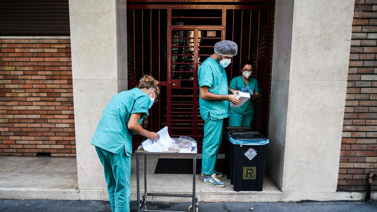 Un team di medici e infermieri in azione per il voto domiciliare