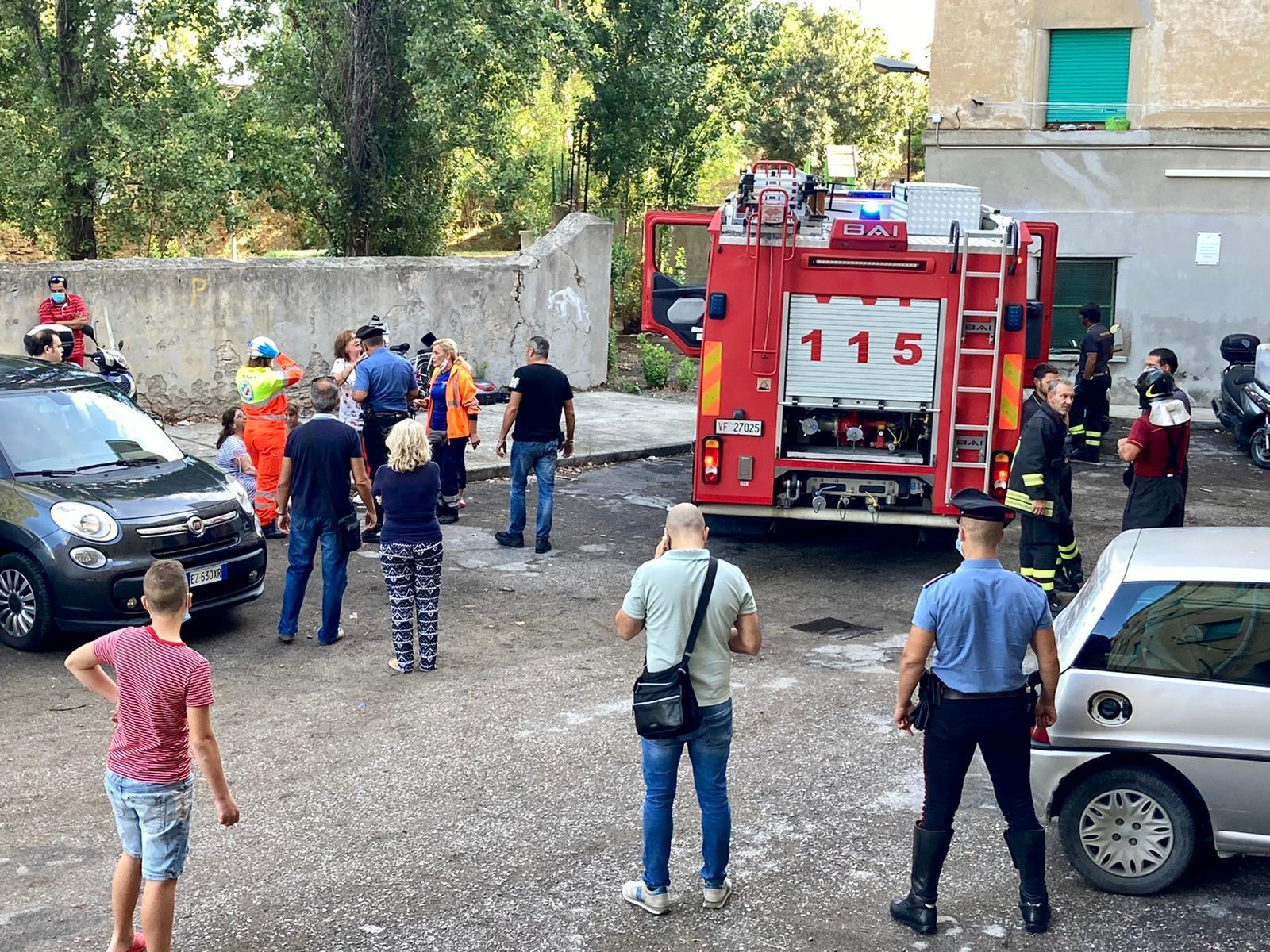 Vigili del fuoco, carabinieri e ambulanze in via Giordano Bruno (foto Marzi)