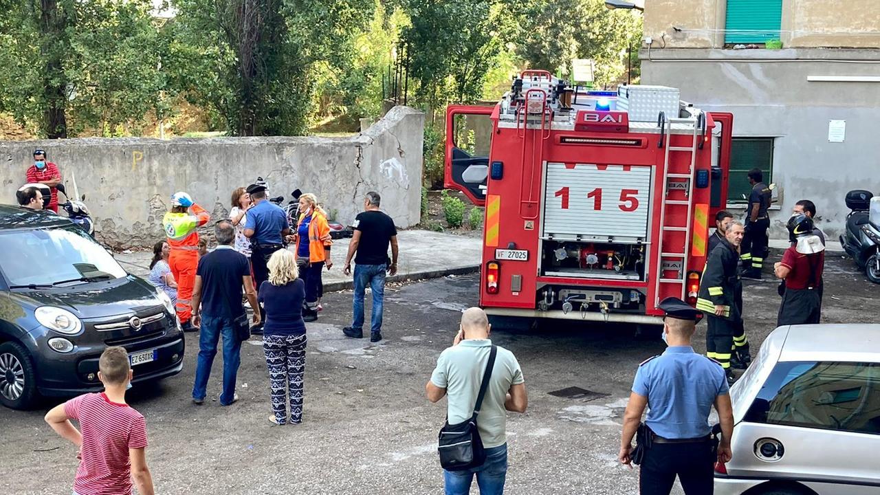 Vigili del fuoco, carabinieri e ambulanze in via Giordano Bruno (foto Marzi)