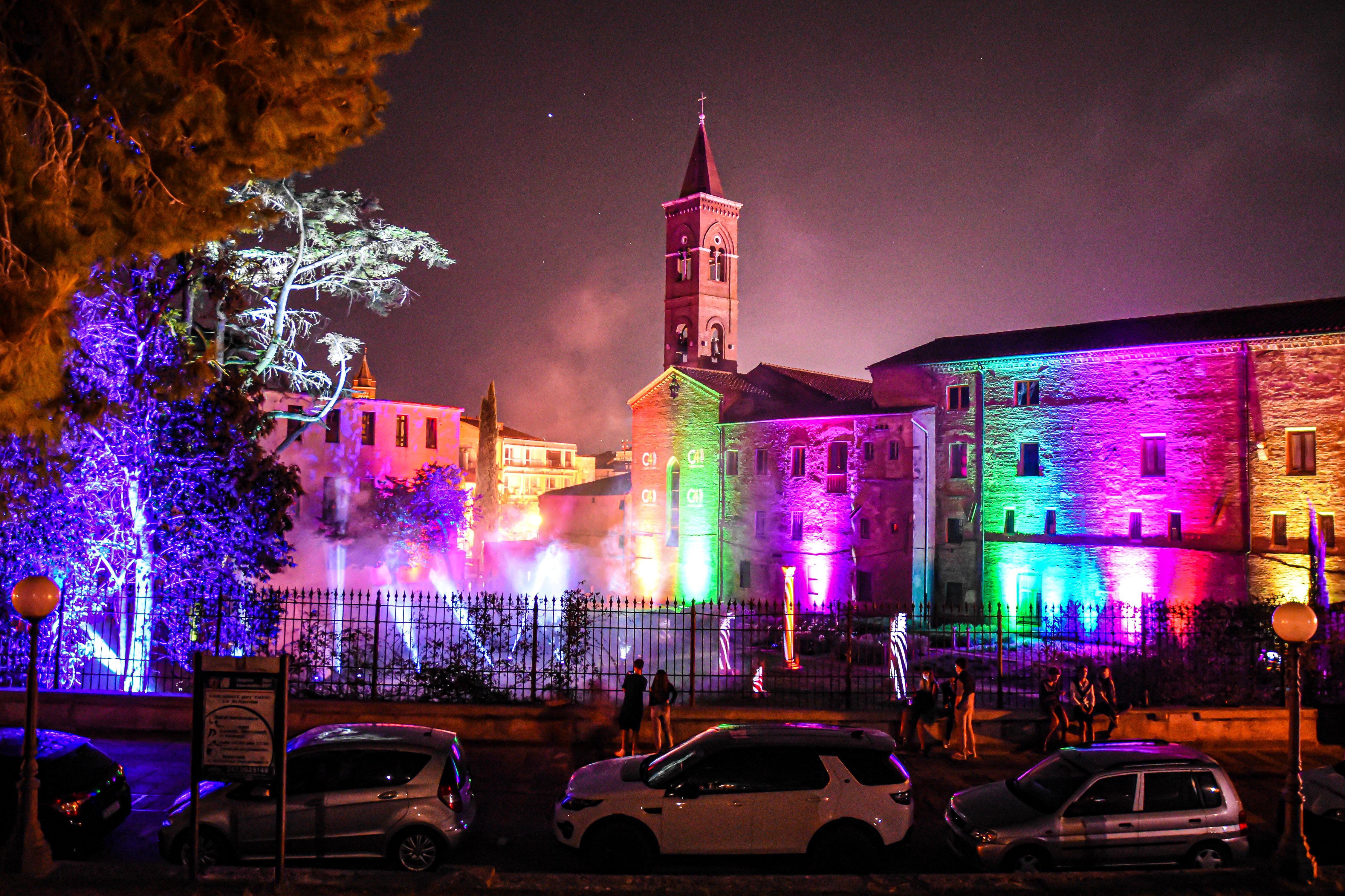 Il Giardino dell'Archeologia con il convento di San Francesco e il Polo universiario accesi di colori (foto agenzia Bf)