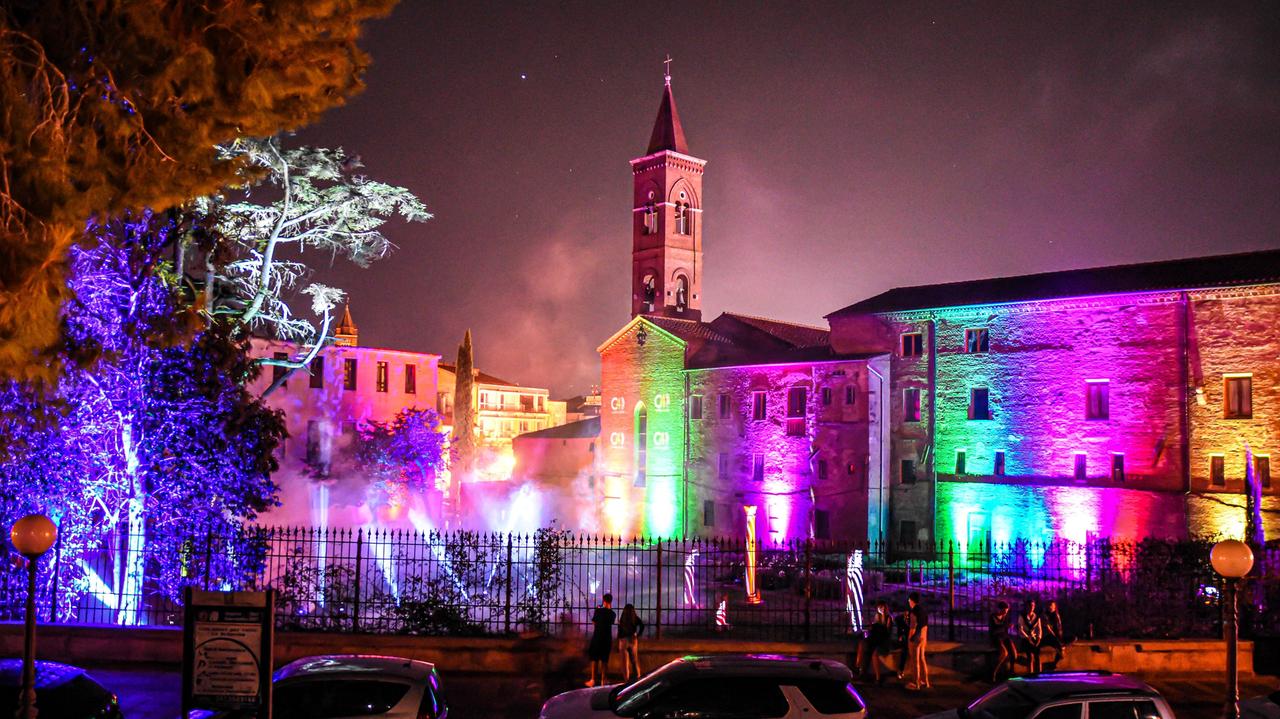 Il Giardino dell'Archeologia con il convento di San Francesco e il Polo universiario accesi di colori (foto agenzia Bf)