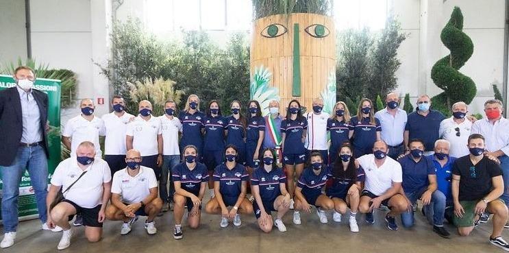 Foto di gruppo per il Blu Volley Quarrata nel giorno della presentazione