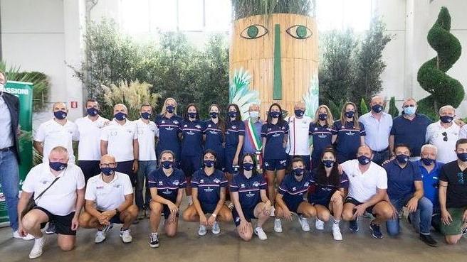 Foto di gruppo per il Blu Volley Quarrata nel giorno della presentazione