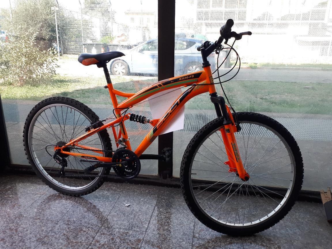 La bici attualmente sequestrata dalla polizia, che invita il proprietario a farsi avanti