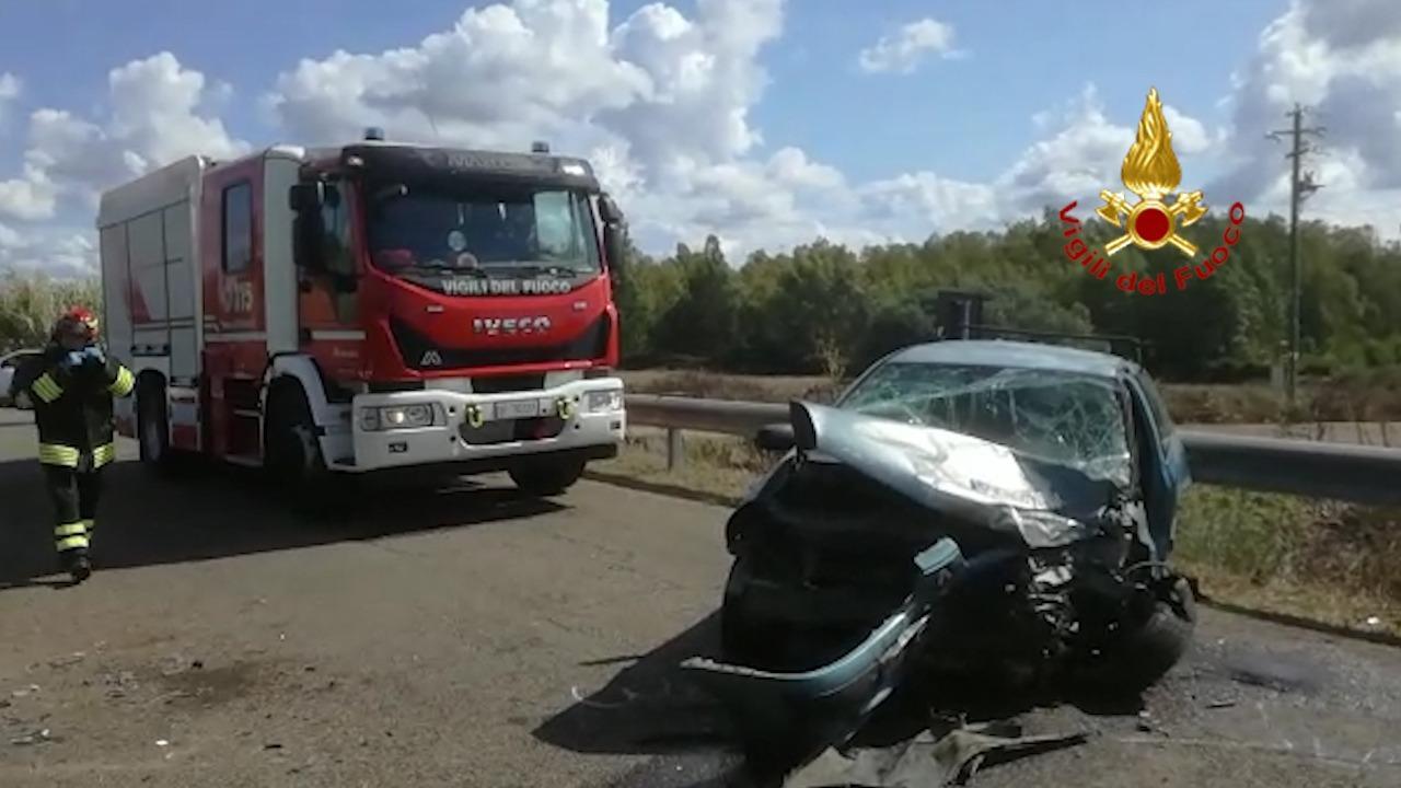Violento scontro frontale in curva nell'Oristanese: due feriti, uno è grave